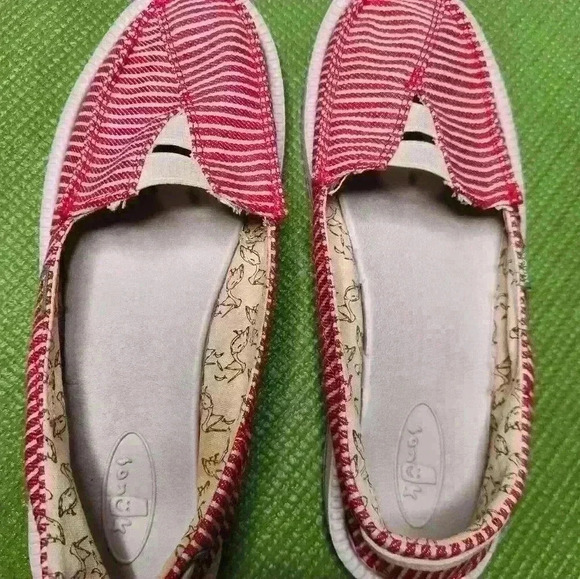 Sanuk slip on casual flat loafer shoes red and white stretch size 8USA - Picture 2 of 14